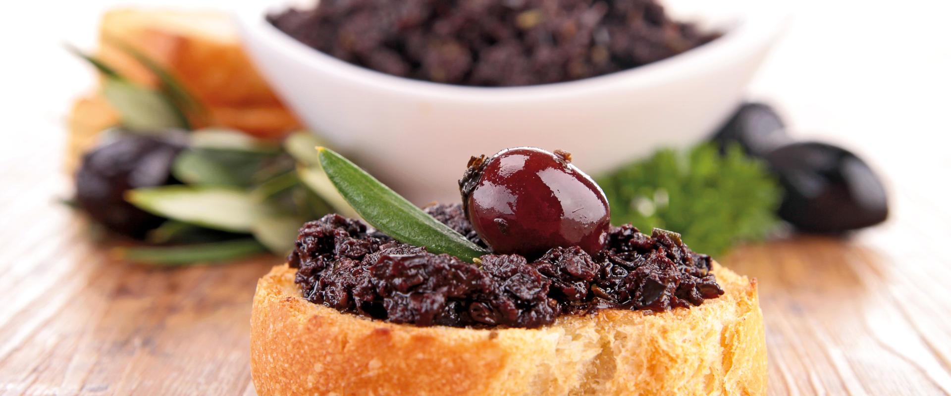 Bruschetta à la crème d’olives sur assiette