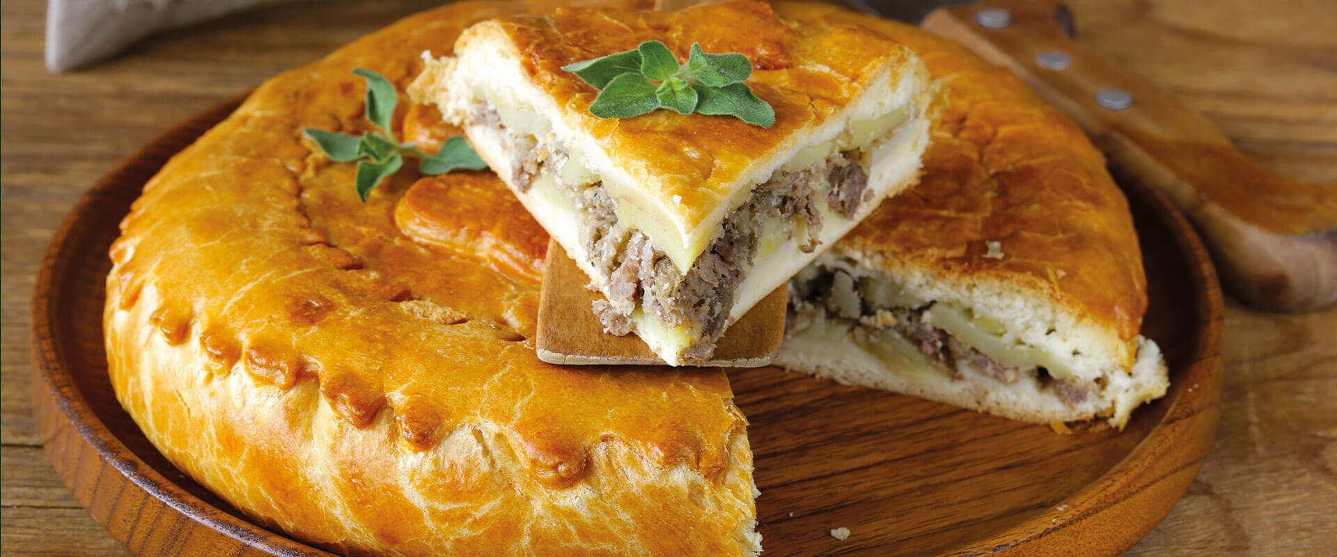 Tarte salée à l'huile, viande et pommes de terre