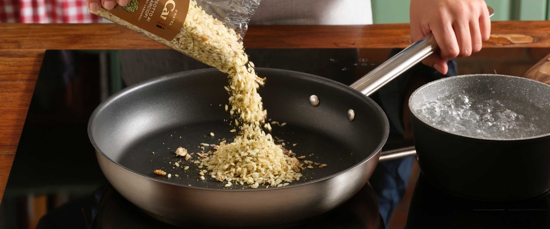 Préparation d’un risotto, un plat chaud de la cuisine italienne d’automne