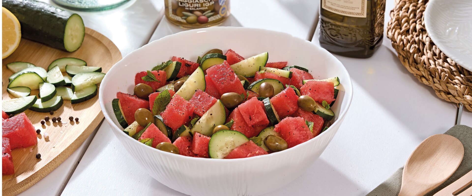 Salade de pastèque, concombre, olives et menthe