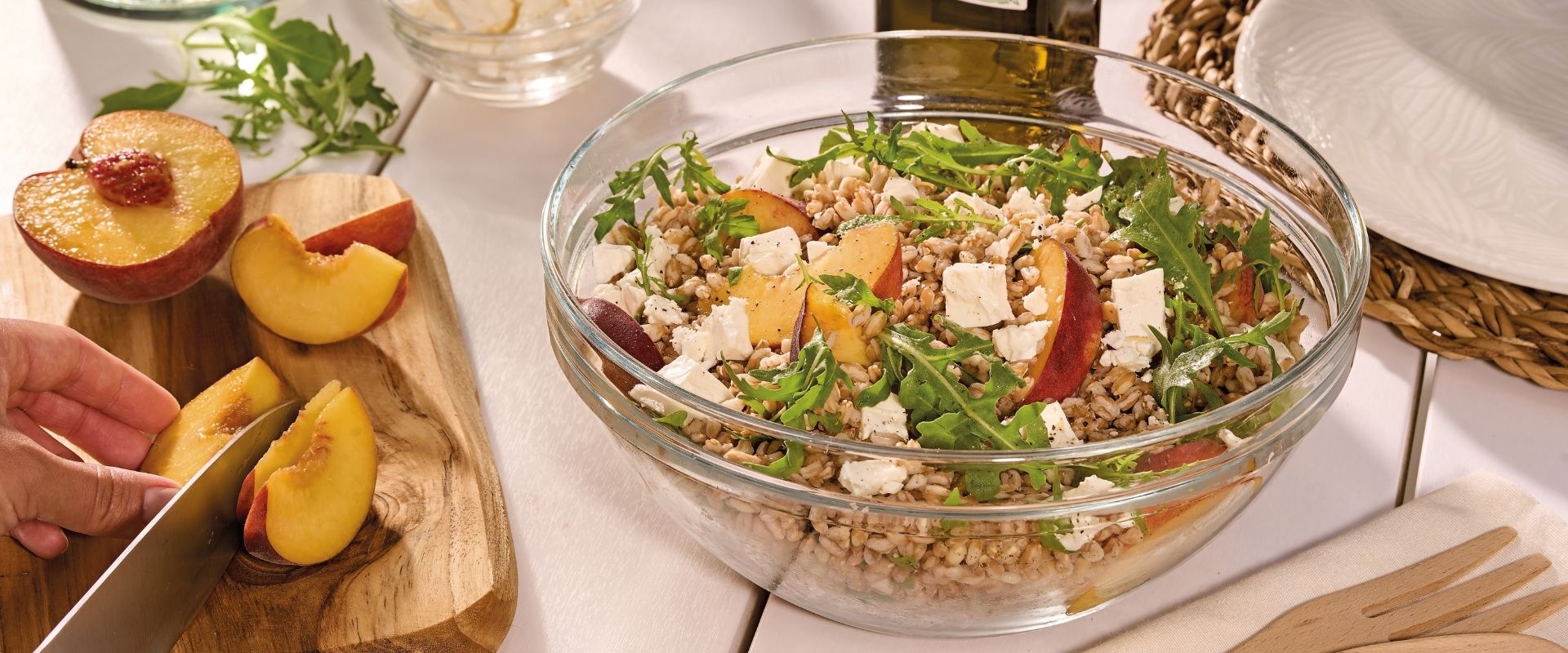 Salade de pêches, épeautre, roquette et feta