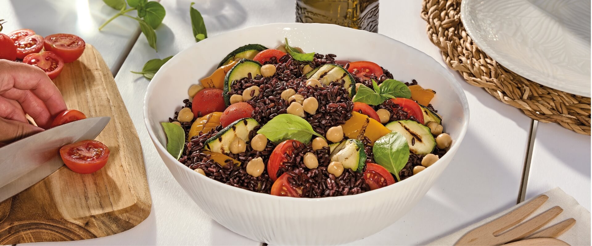 Salade de riz noir, légumes grillés et pois chiches