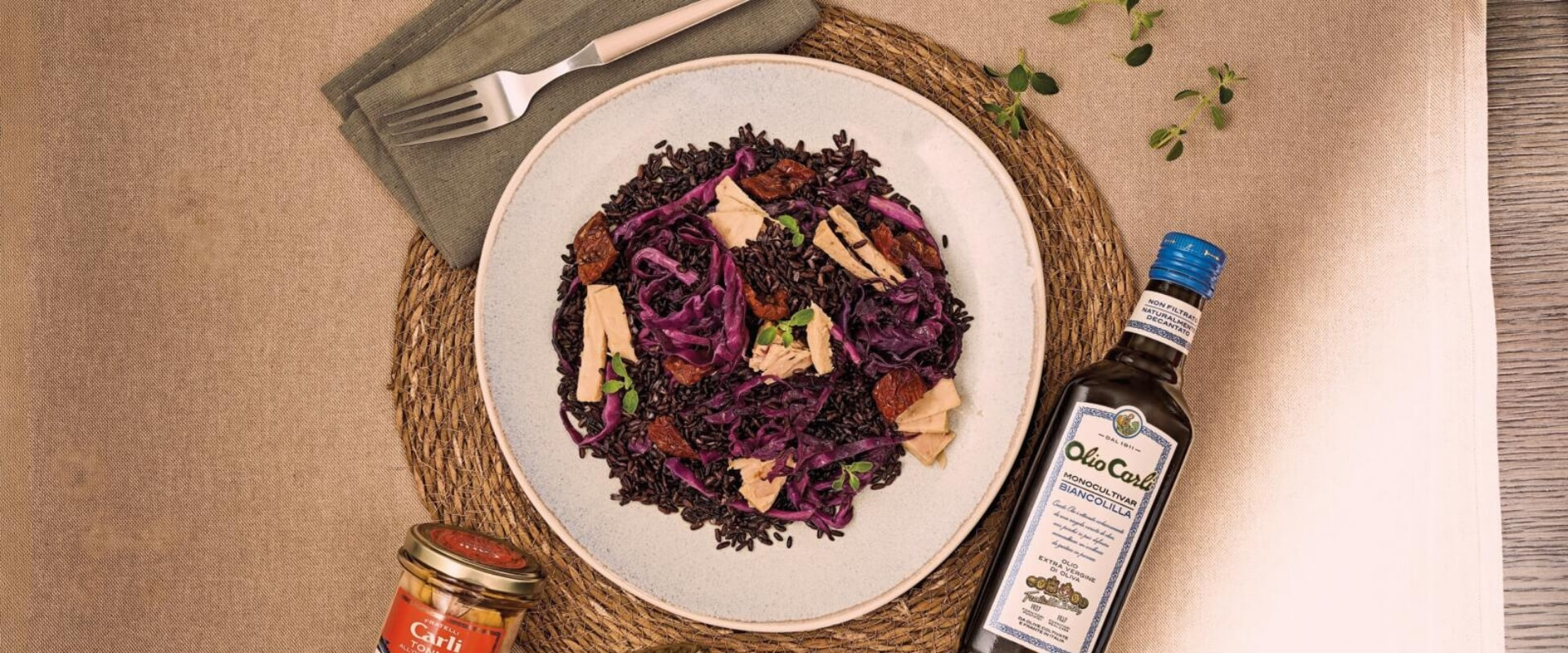 Riz noir et chou rouge au thon, tomates séchées et à l’huile d’olive vierge extra