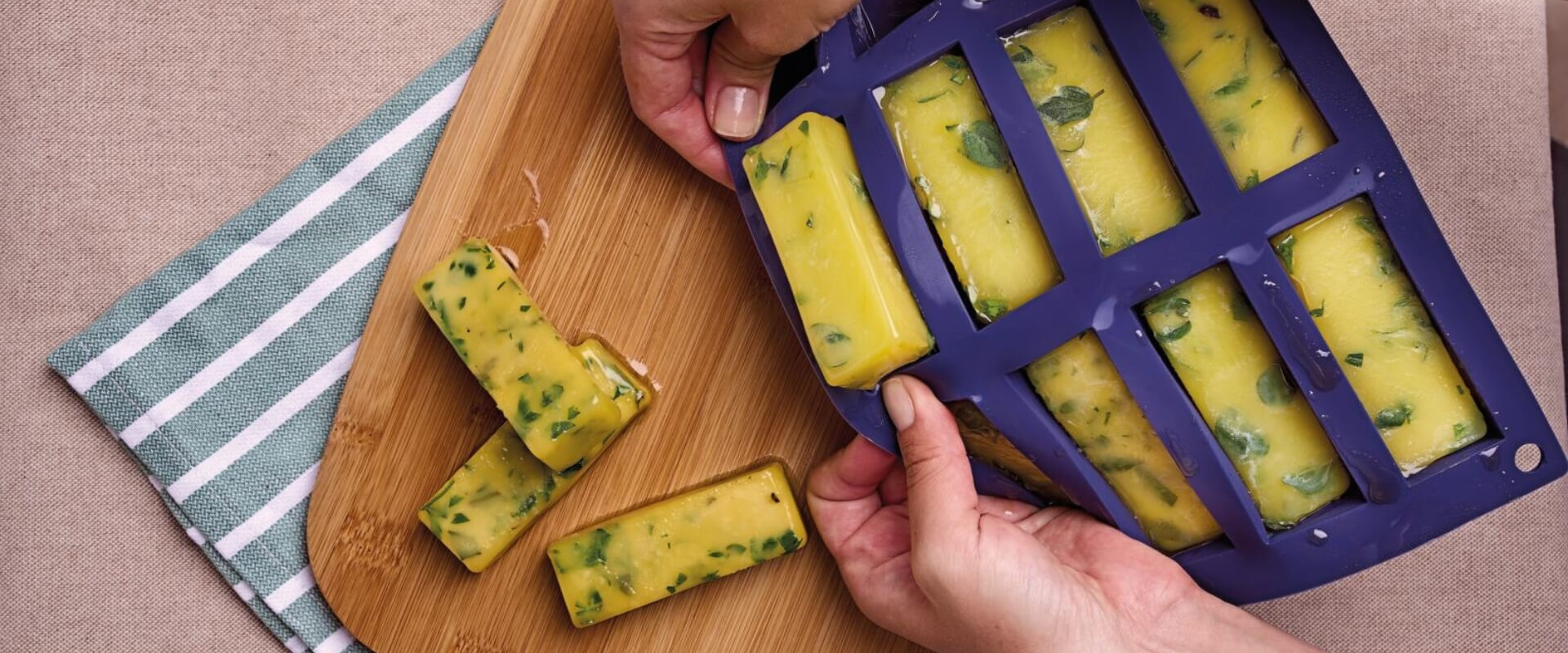Portions de soupe congelées dans un moule pour le meal prep