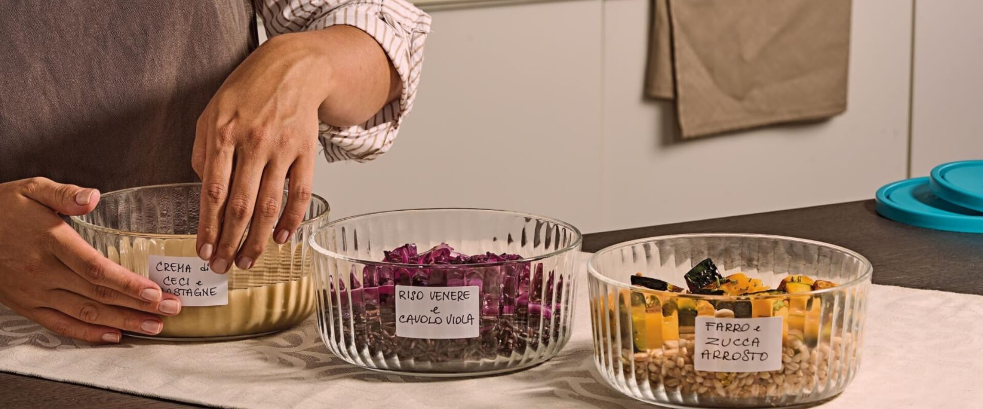 Préparations de meal prep organisées dans des contenants en verre