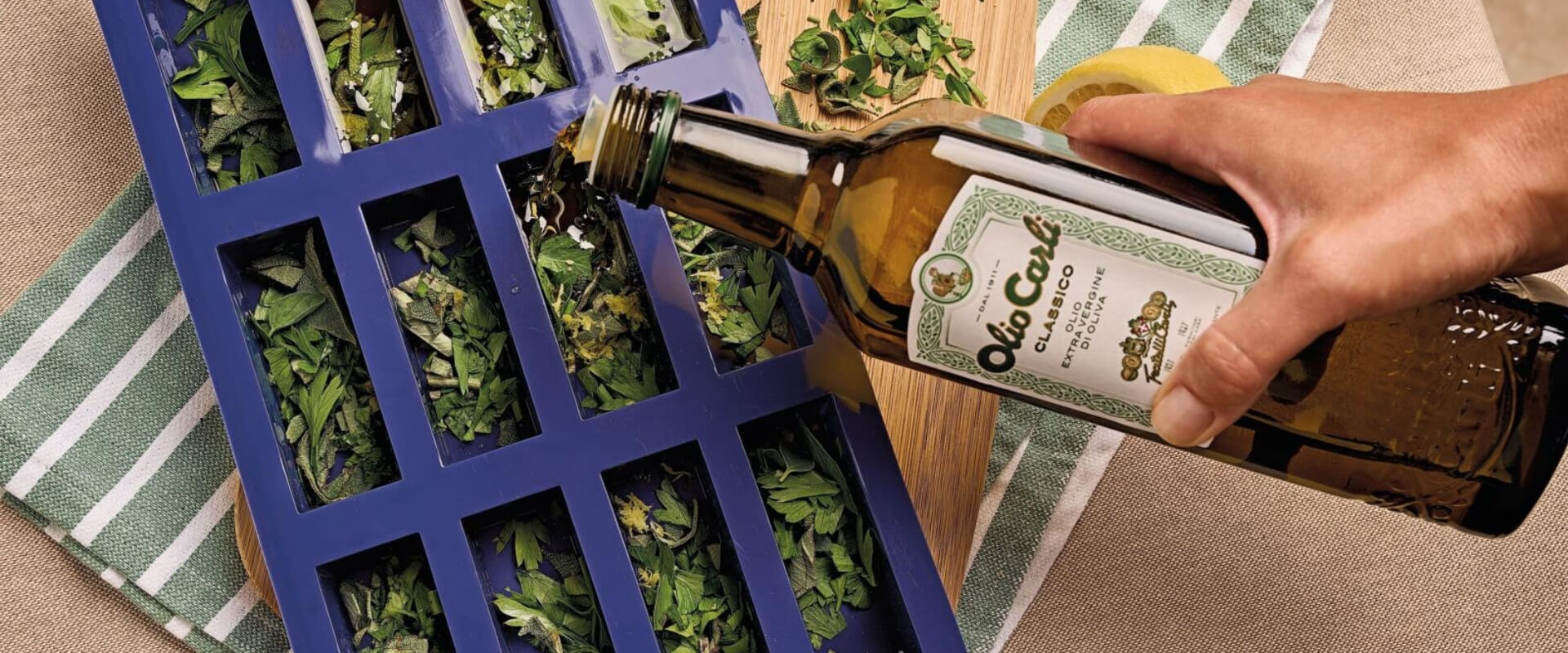 Préparation de portions d’huile d’olive vierge extra aux herbes aromatiques pour le meal prep