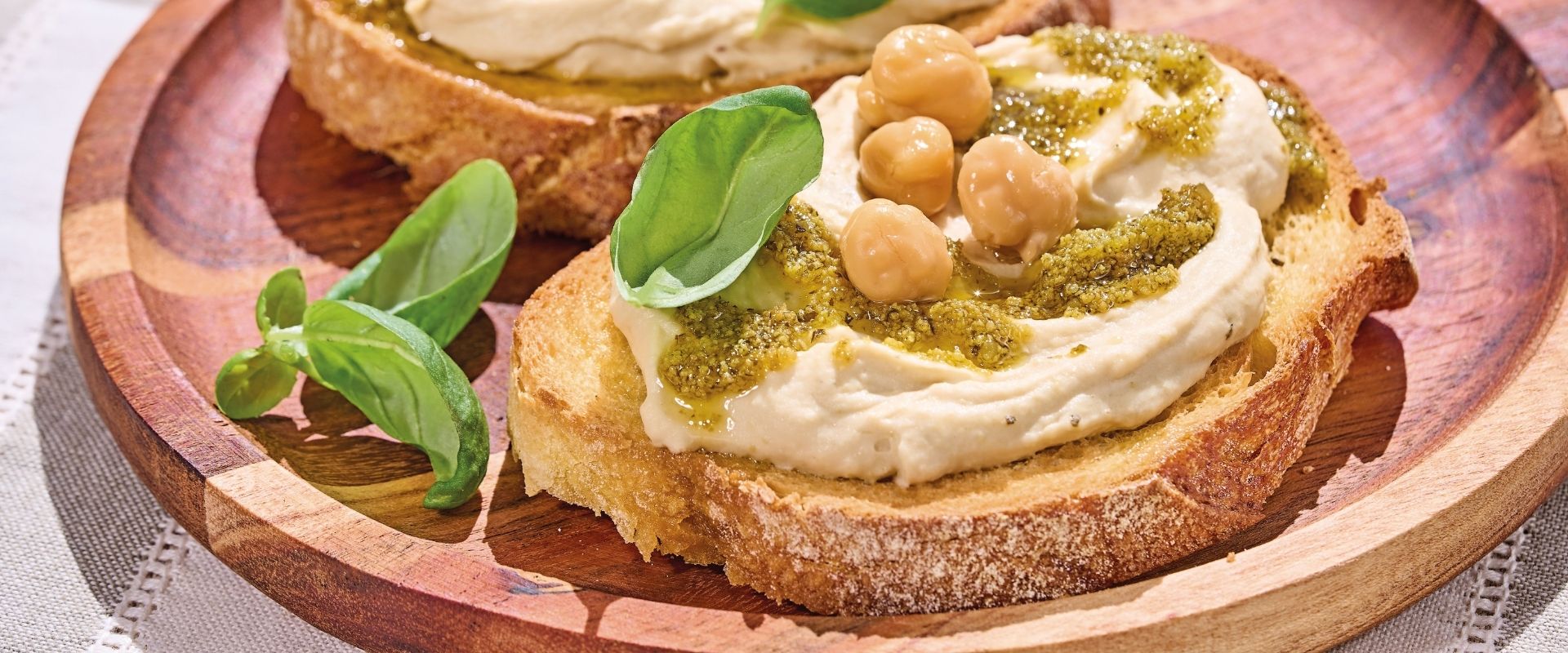 bruschetta de pain grillé avec pesto, pois chiches et houmous – recette rapide pour utiliser le pesto autrement