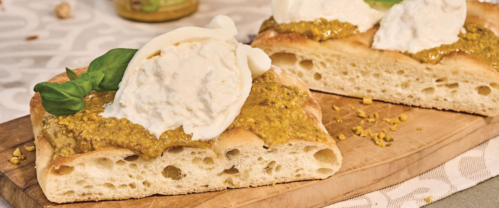 focaccia moelleuse avec burrata et pesto de pistaches