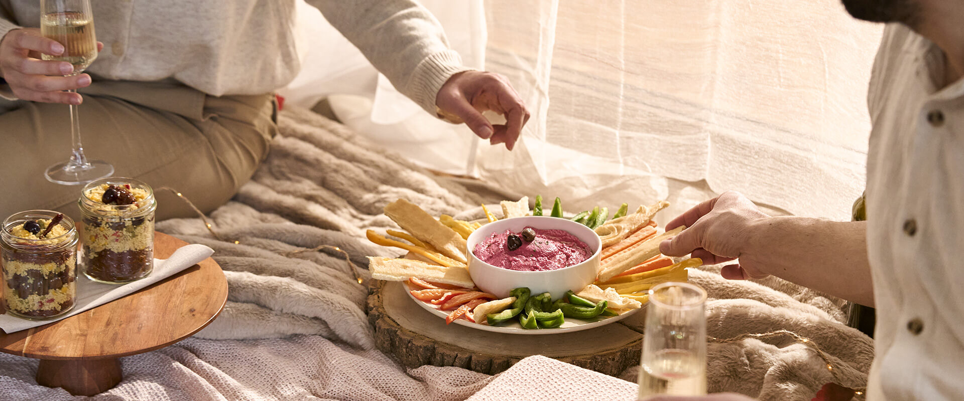 Saint-Valentin à la maison : pique-nique dans le salon avec les produits Fratelli Carli