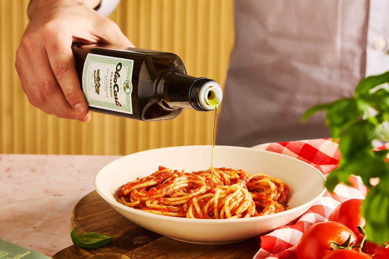 Un plat de pates à la sauce tomate avec huile d'olive