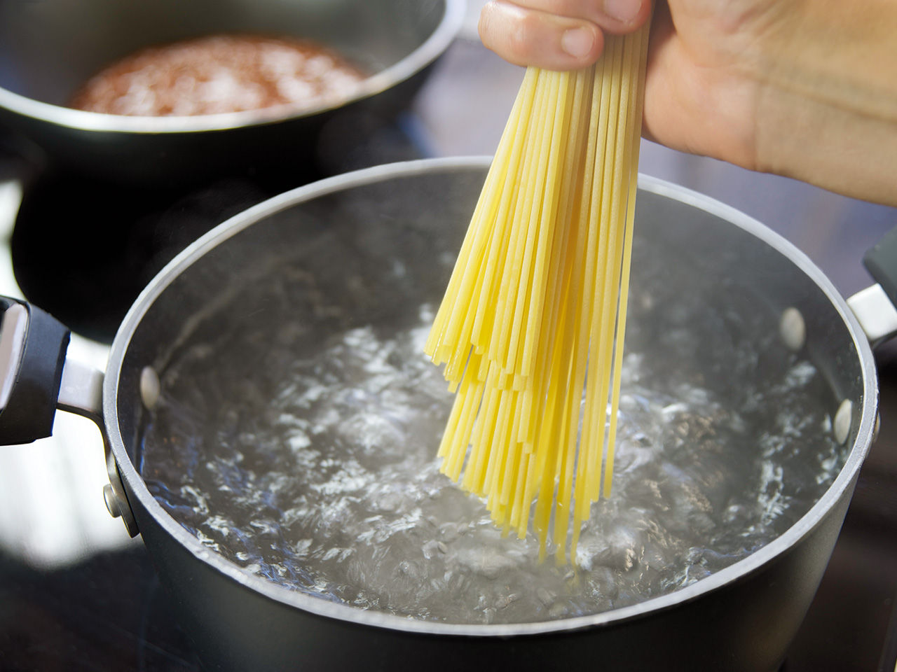 Spaghetti dans l'eau bouillante