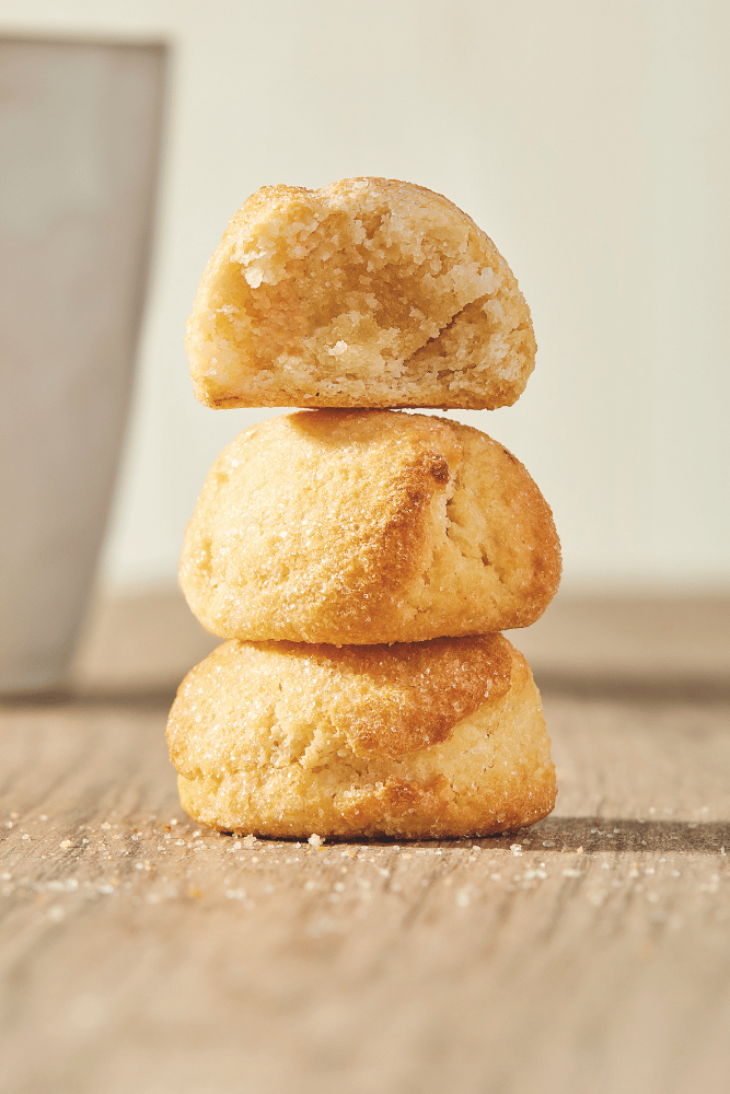 3 amaretti impilati uno sopra l'altro