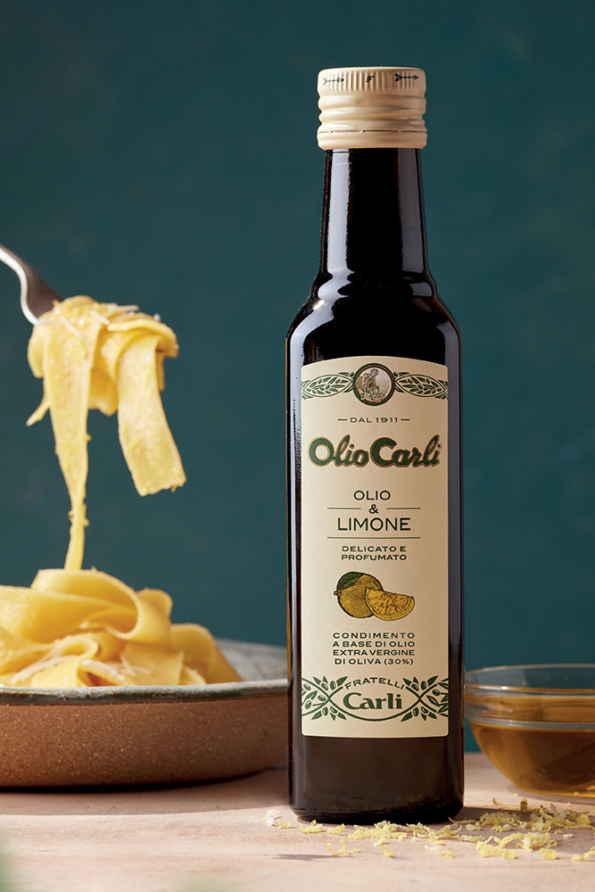 Huile d'olive extra vierge au Citron utilisée pour un plat de pates