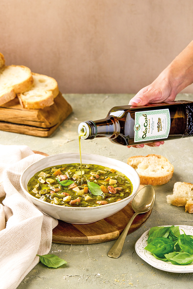 Bouteille Huile Olive Classico et un plat avec de la soup