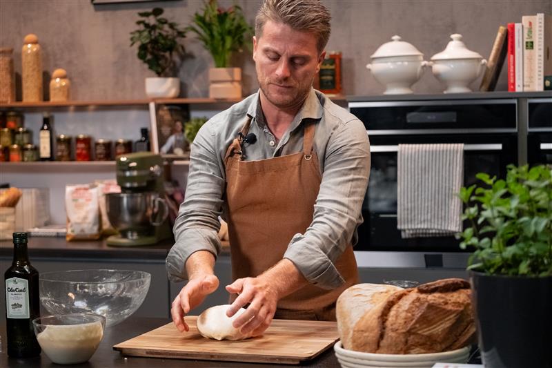 Fulvio prépare une miche de pain