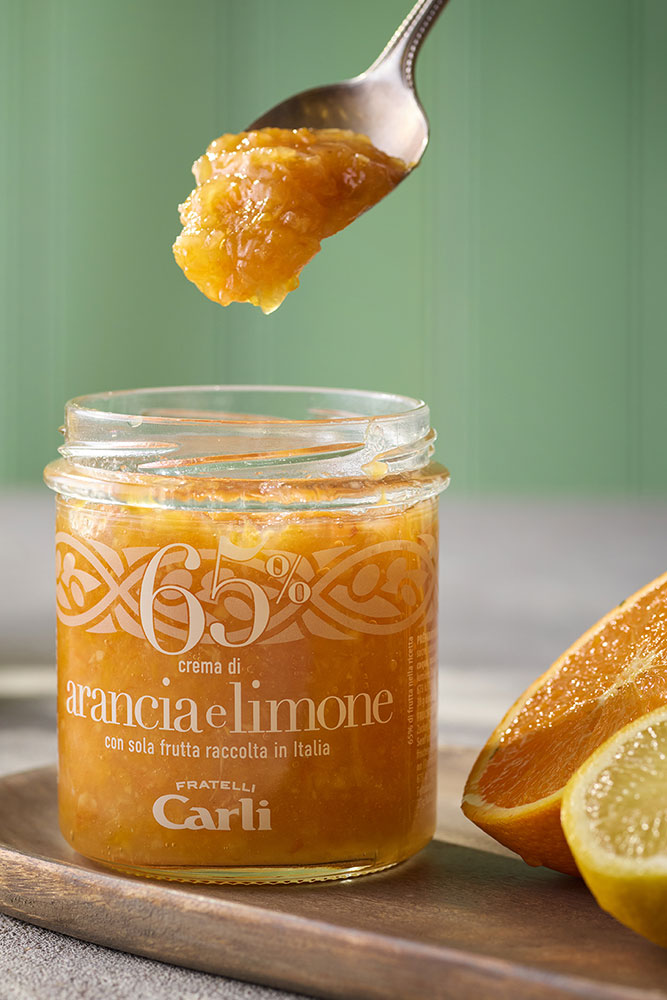 Pot de crème aux fruits à l'orange et au citron ouvert