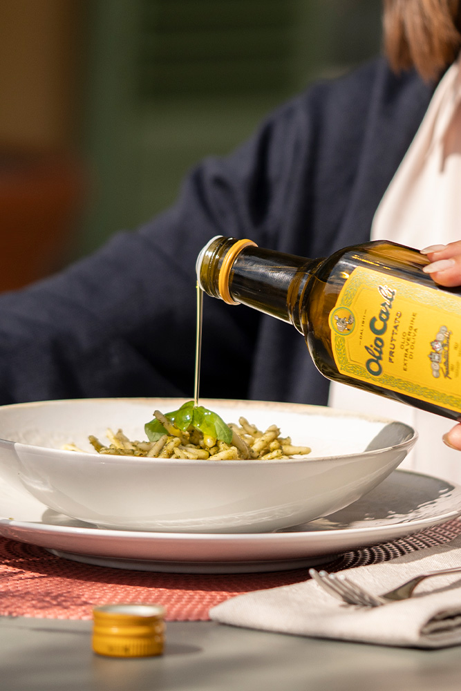 huile d olive vierge extra fruttato sur des trofiettes au pesto