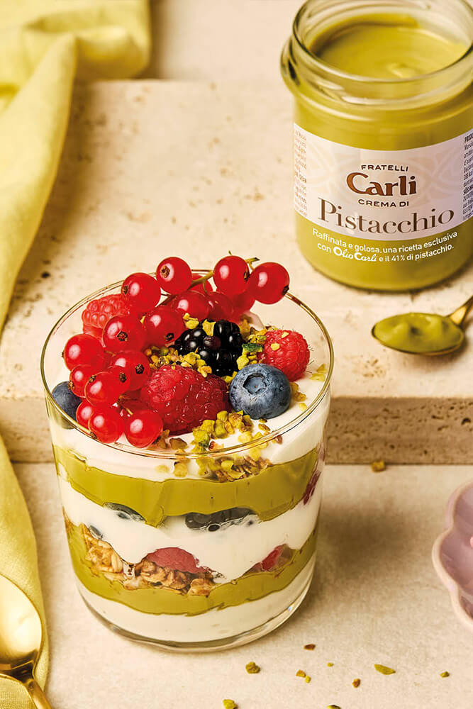 Yogurt avec creme de pistache et fruits rouges