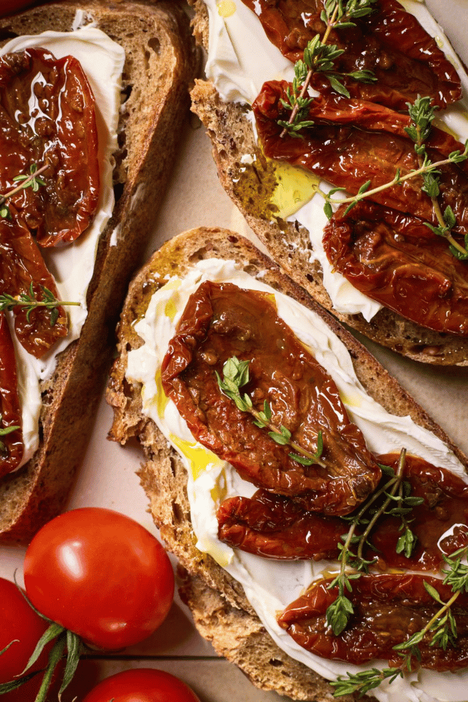 bruschette avec tomates sechees et fromage
