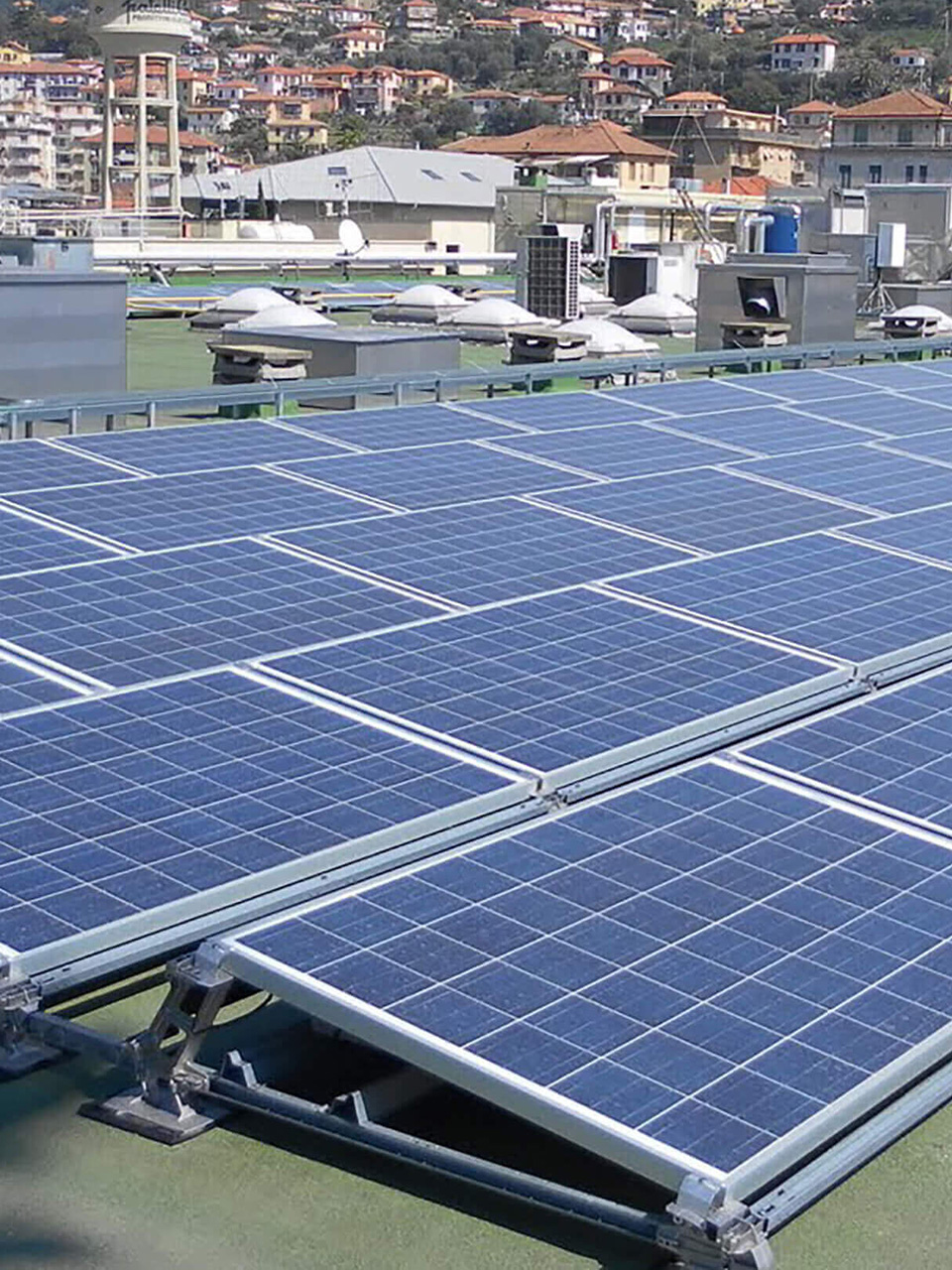 Panneaux solaires installés sur les toits de l’établissement Fratelli Carli à Imperia