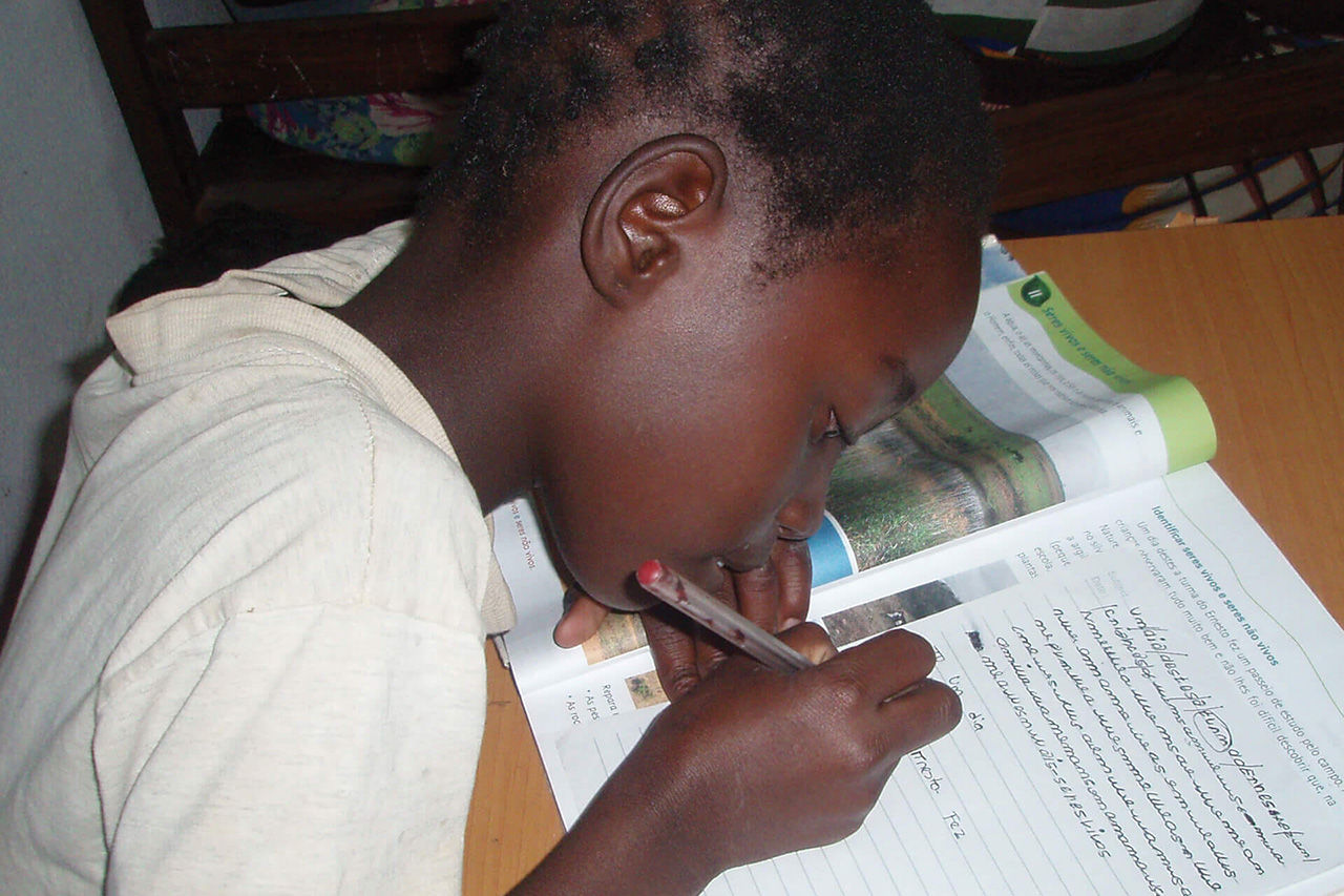 Enfant qui étudie