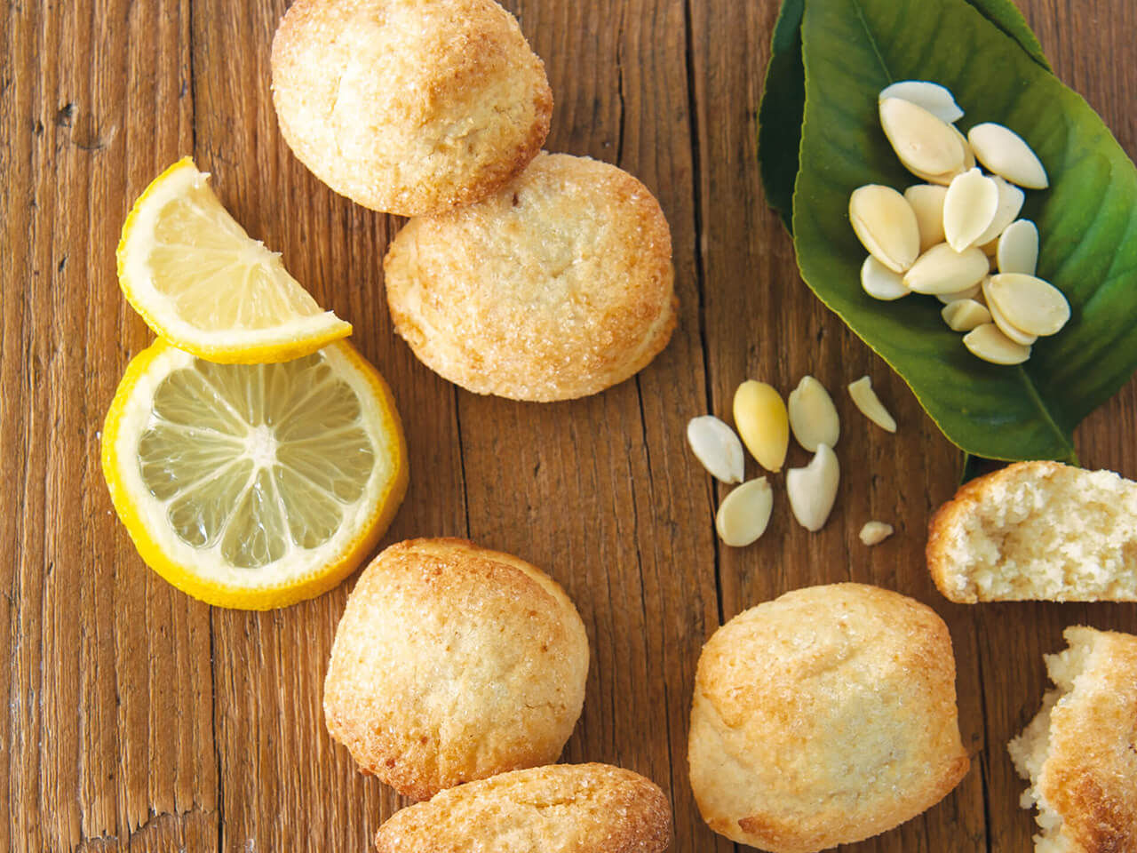Amaretti aux citrons avec du thé