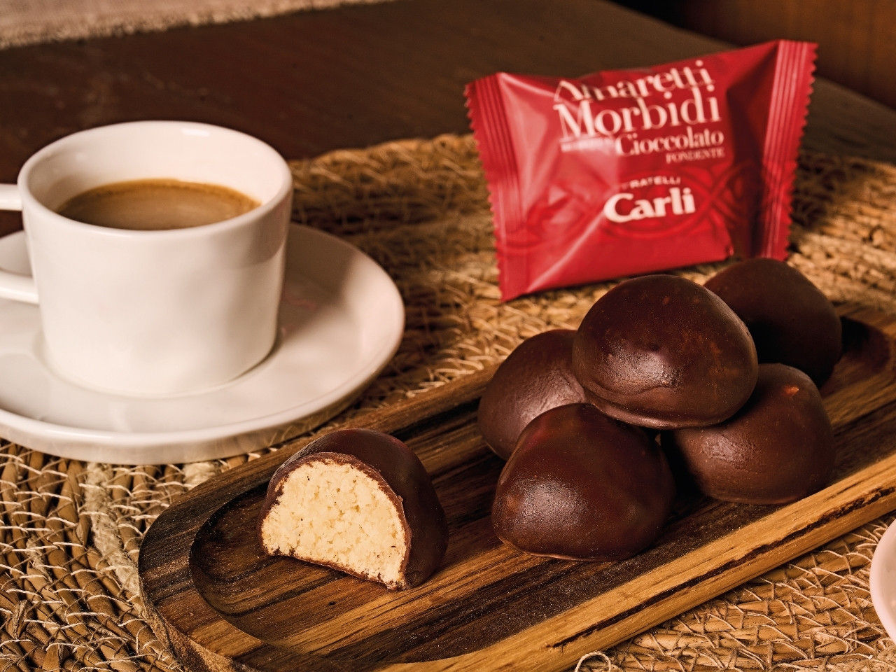 Amaretti moelleux au chocolat noir avec une tasse de caffe