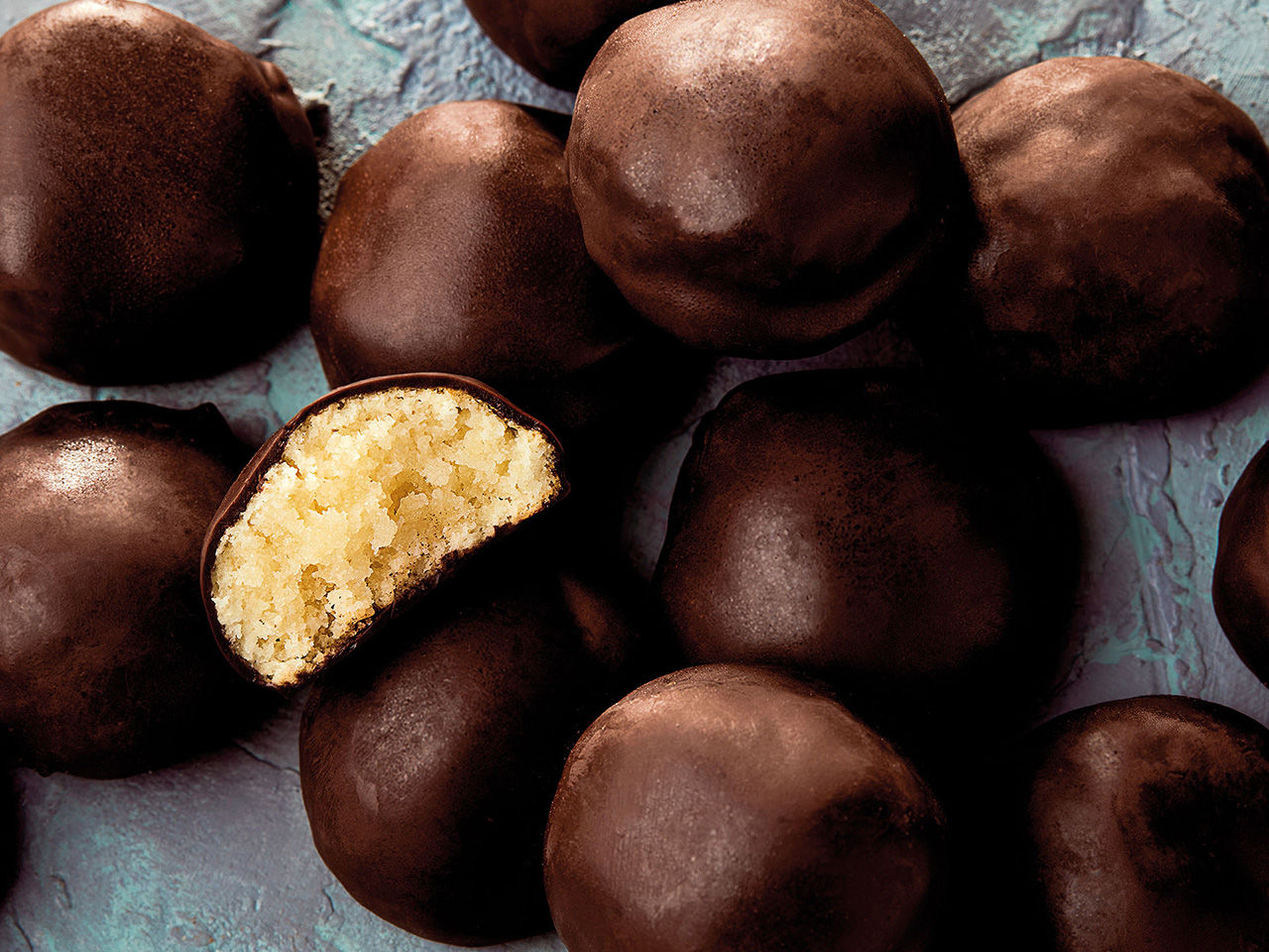Amaretti enrobés de chocolat Carli dans deuxième image produit.