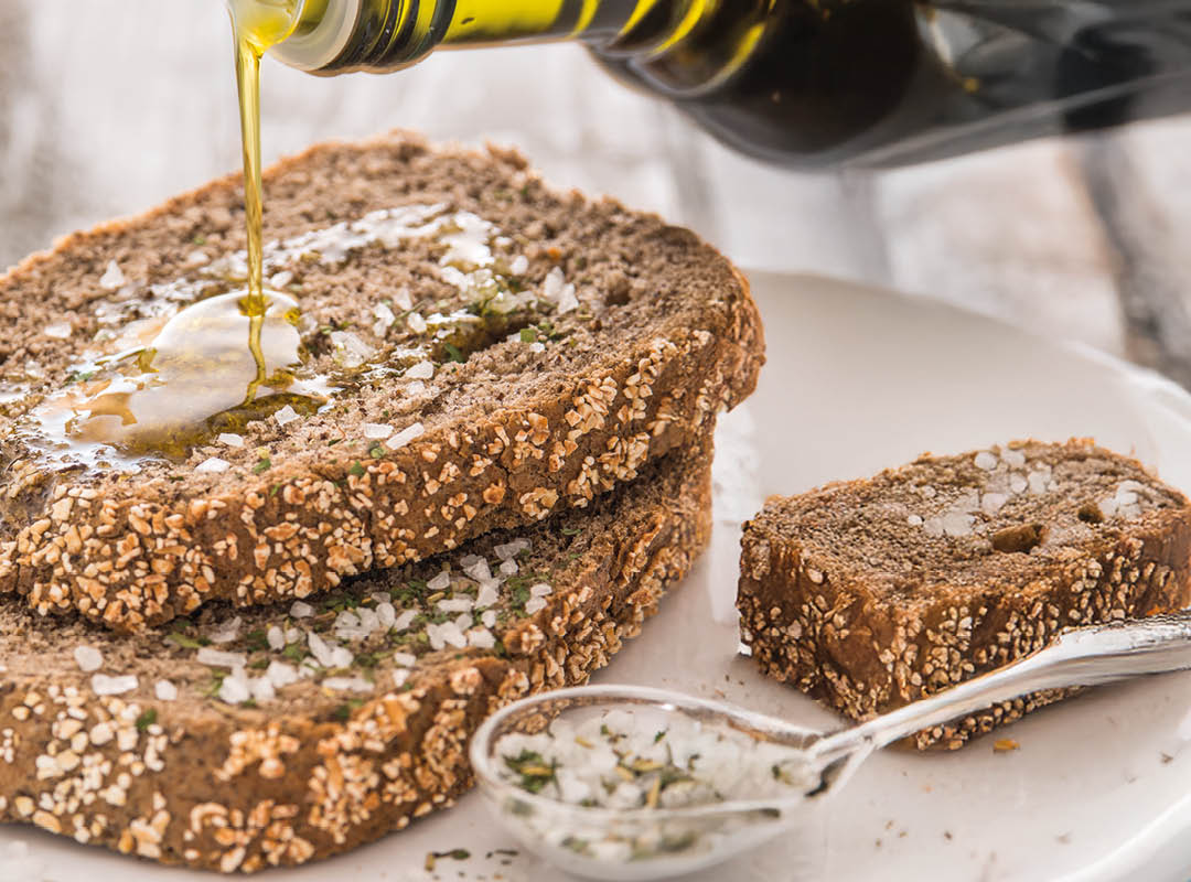 huile d'olive extra vierge sur une tranche de pain