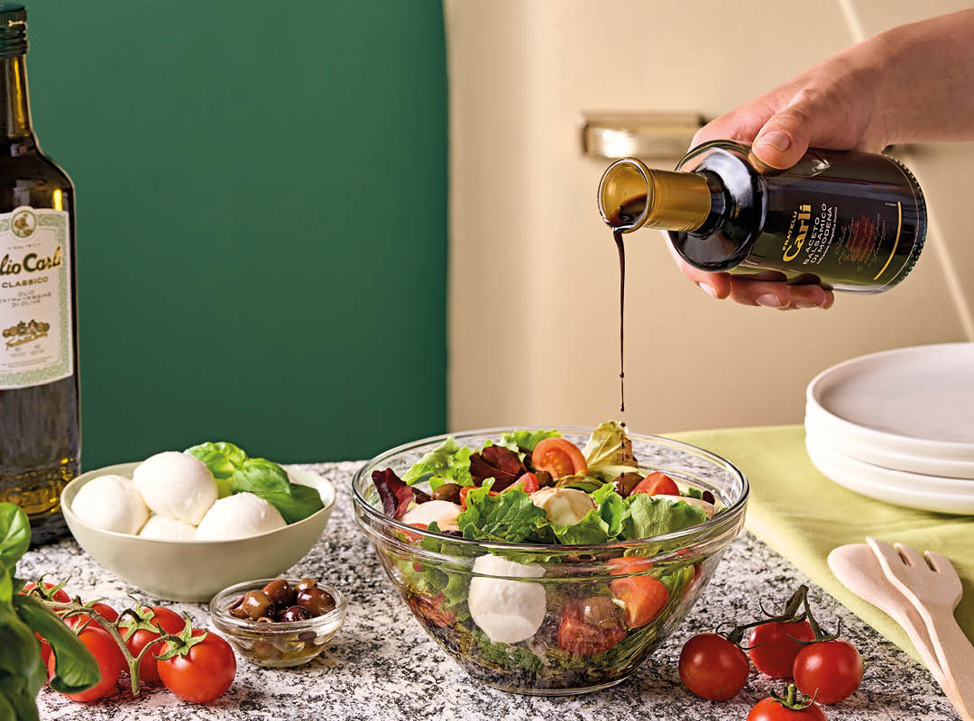 Vinaigre balsamique sur une salade