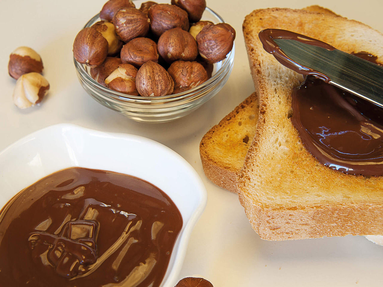 Biscottes et crème de noisettes