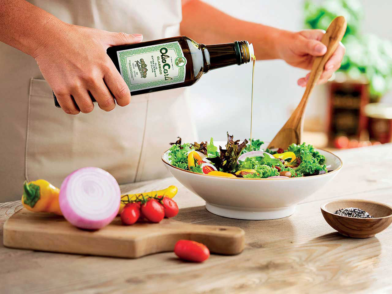 Salade assaisonnée avec huile d'olive