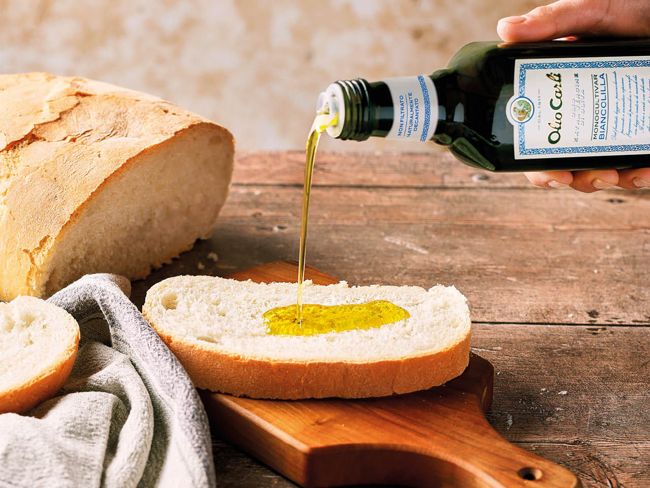 huile d'olive Biancolilla sur du pain
