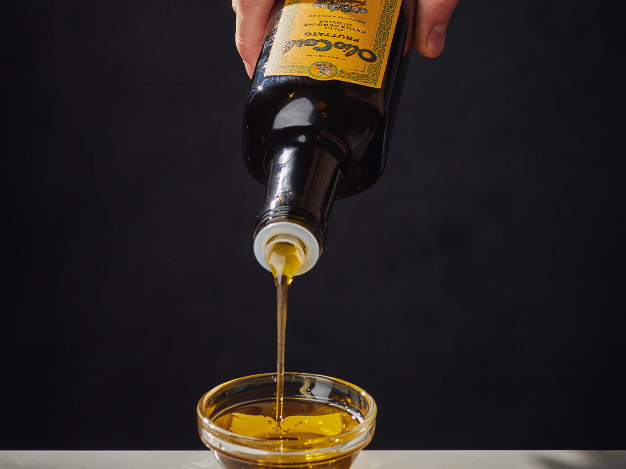 Huile d’olive versée dans un bol