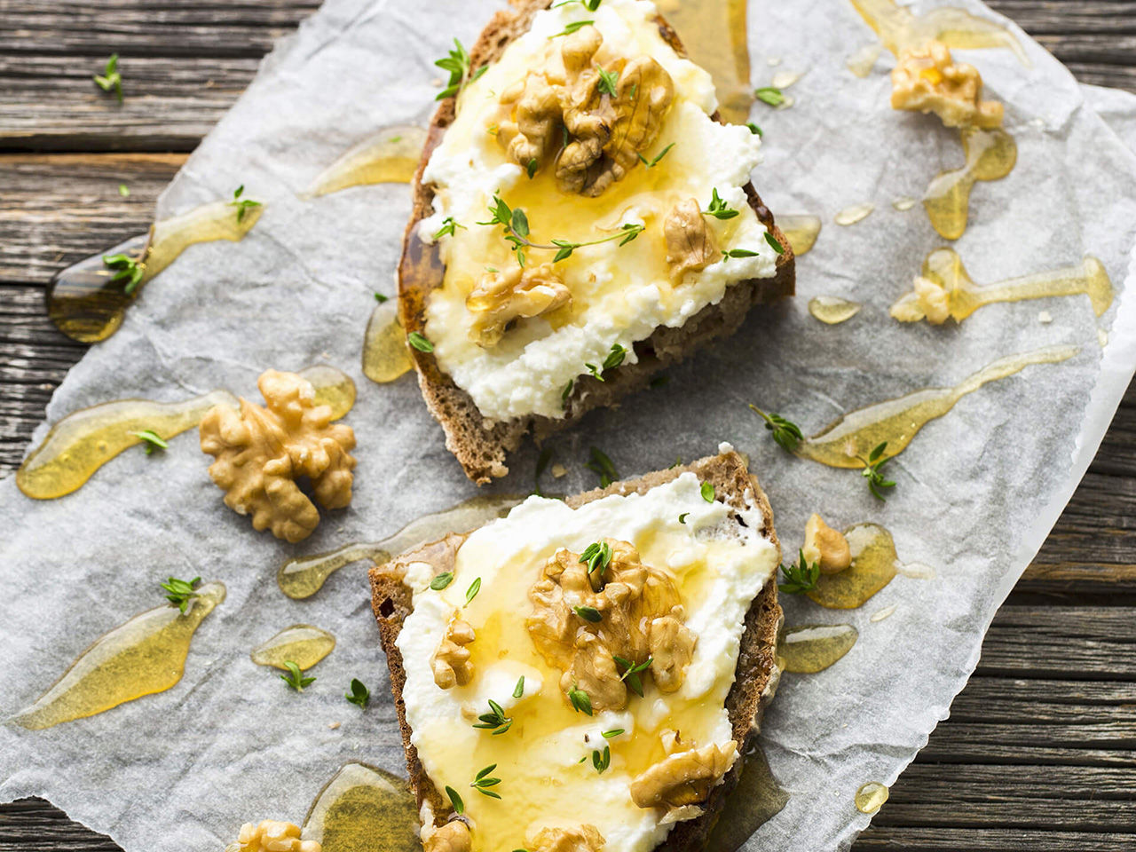 tartines avec fromage, miel et noix