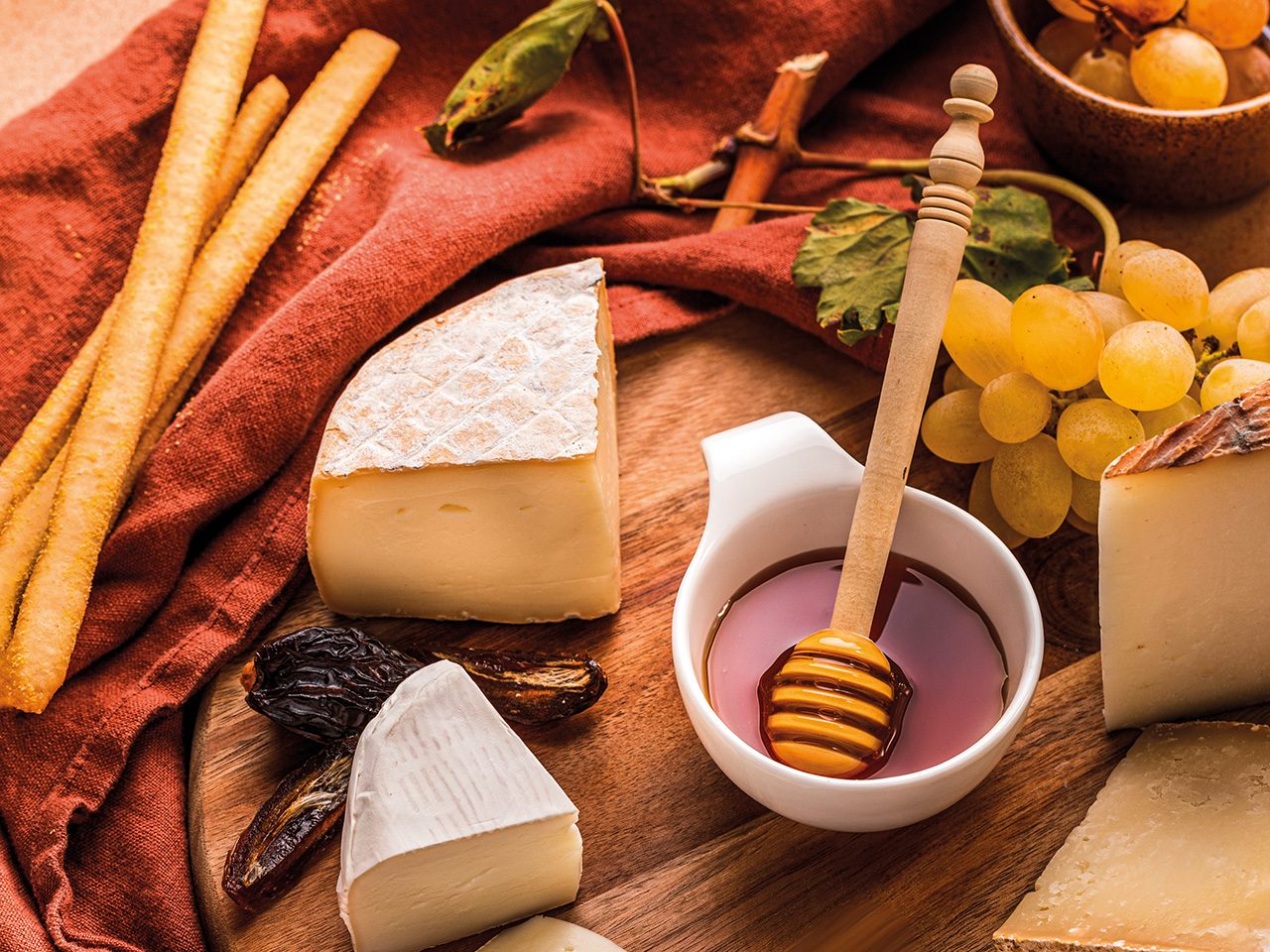 apéritif avec fromages et miel