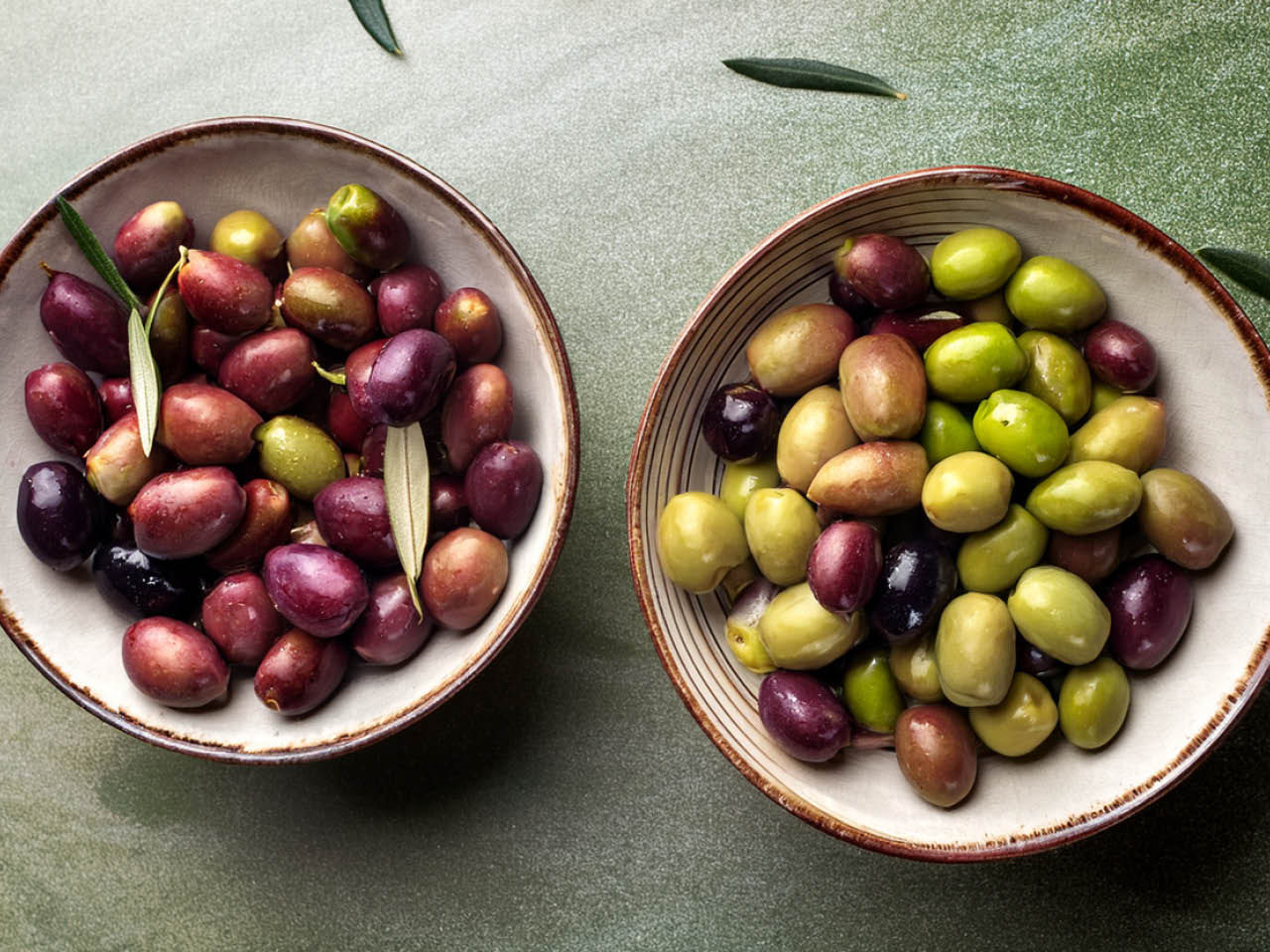 Deux types d'olives différents: Taggiasca et Koroneiki