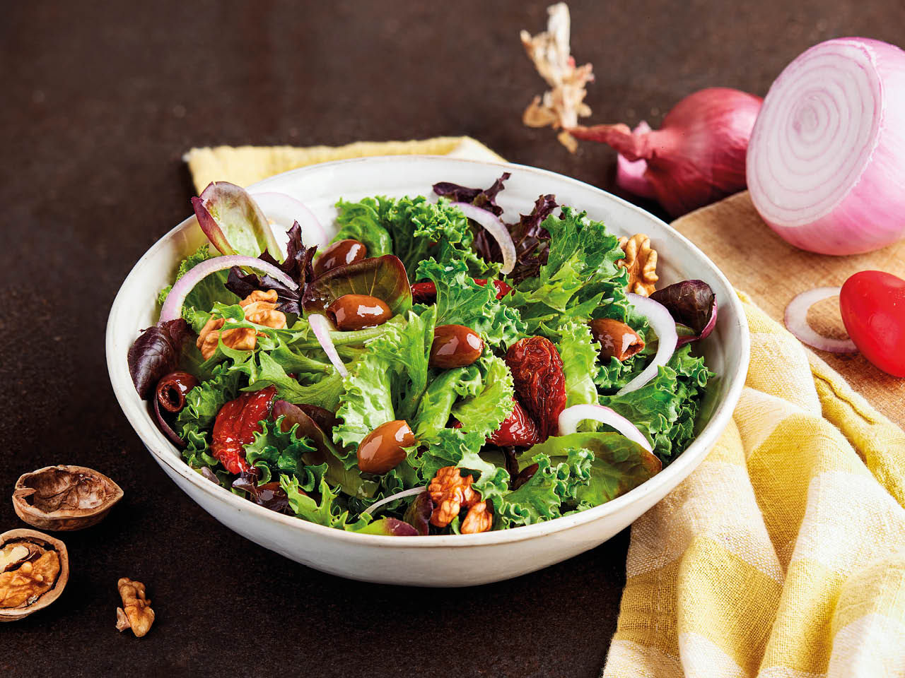 Salade aux Olives Dénoyautées, oignons et noix