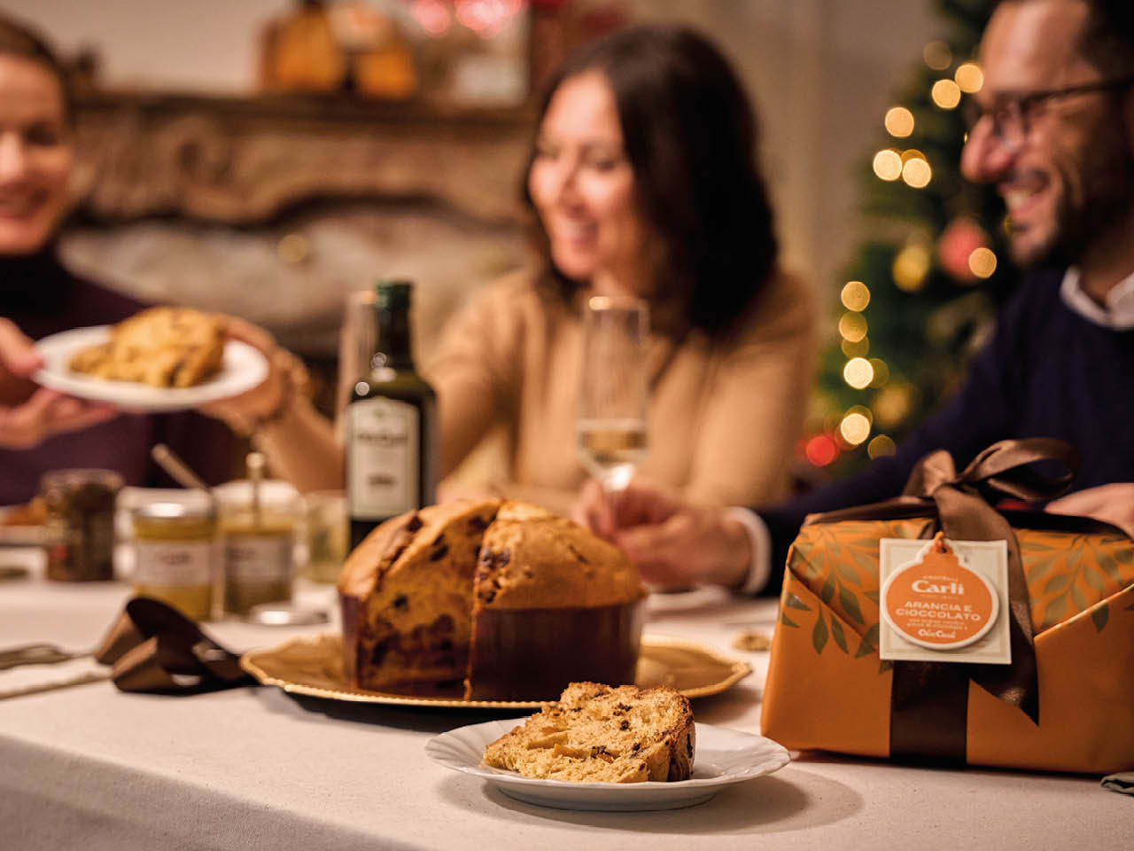 table de noel avec au millieu un panettone au chocolat et orange