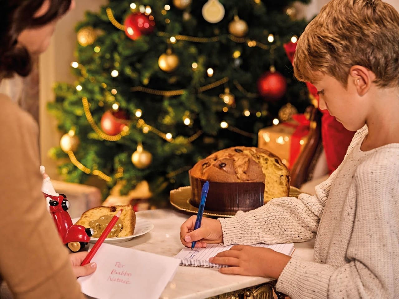 table de noel avec au millieu un panettone au pistache