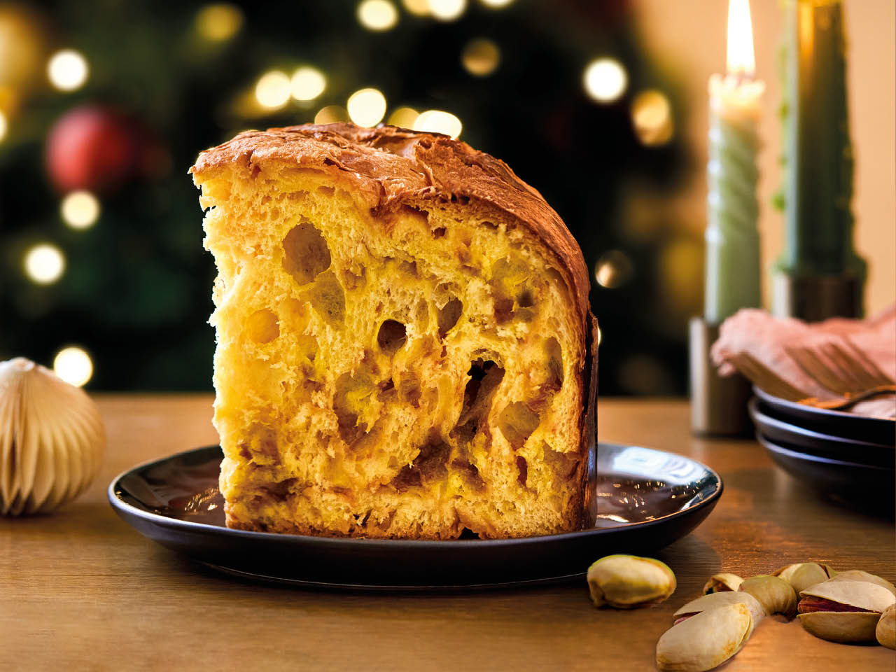 Panettone avec pistache sur une assiette