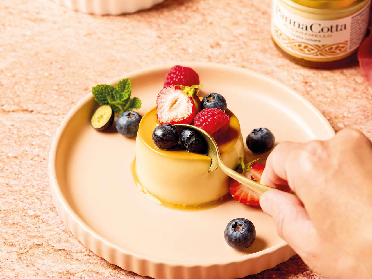 Panna Cotta avec fruits des bois et caramel