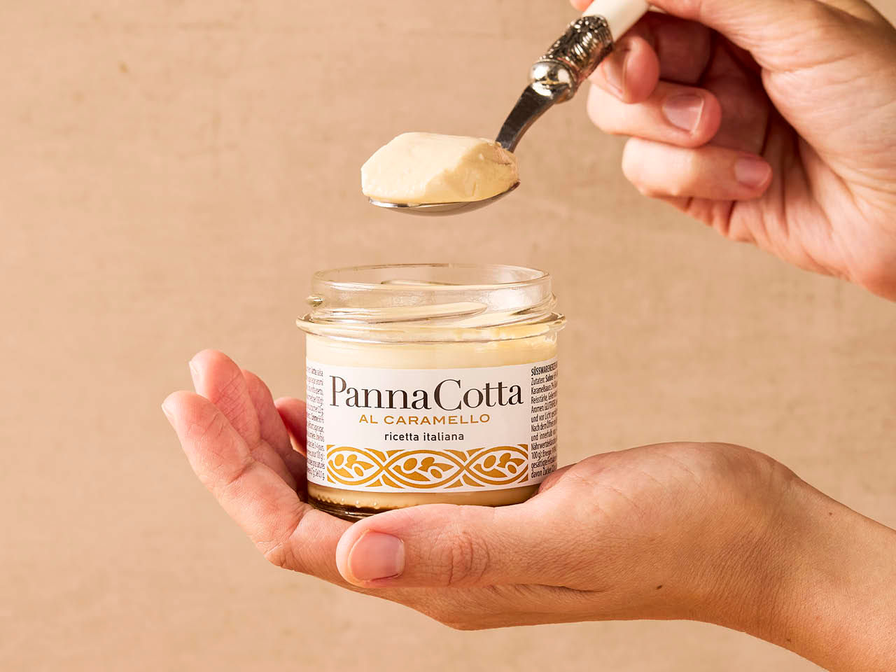 Panna cotta de Fratelli Carli dans son pot posée sur une main