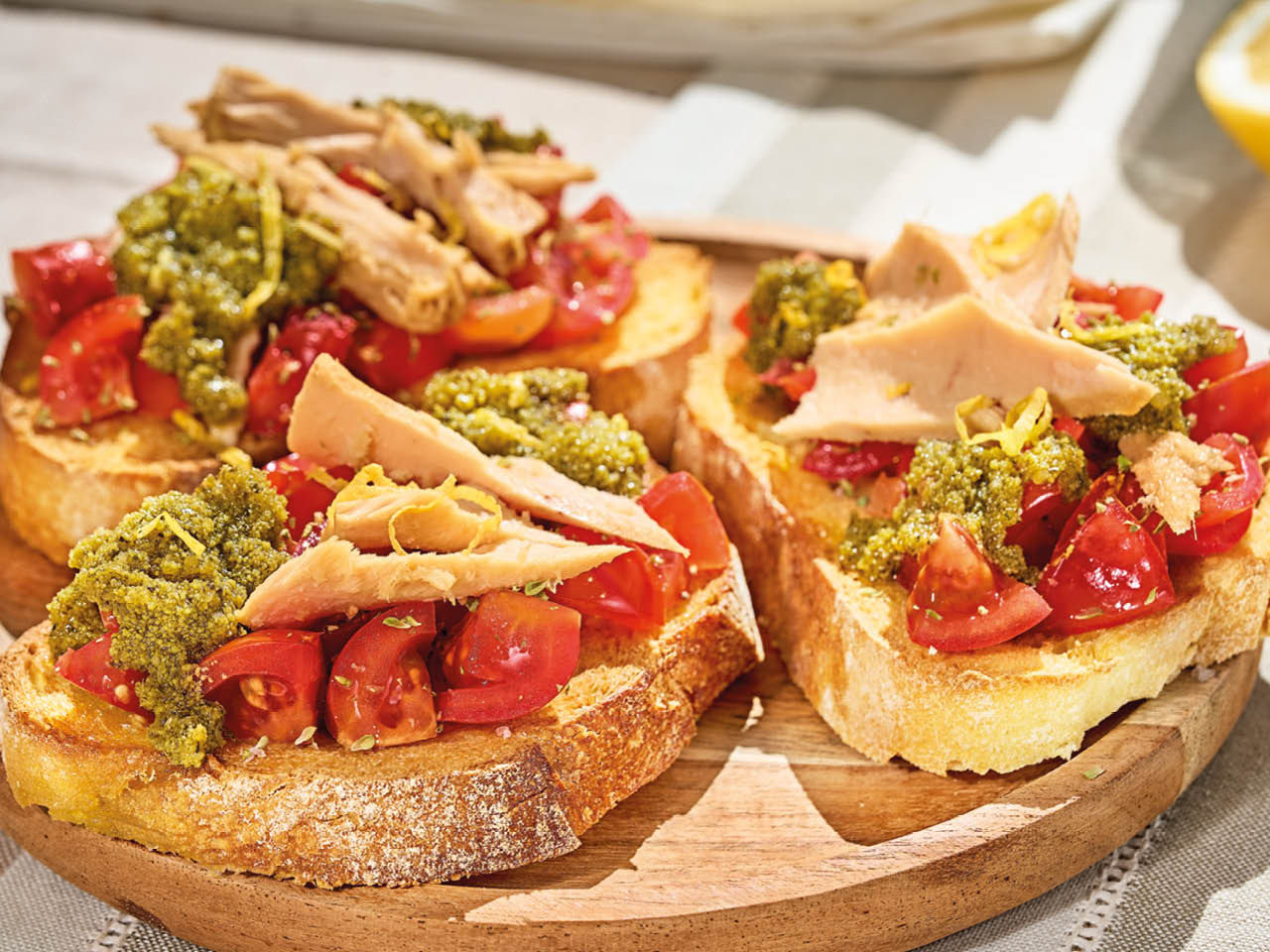 Bruschetta avec tomates, thon et pesto au citron