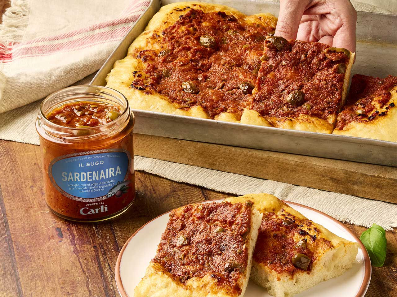 Pizza avec sauce Sardenaira Carli dans image produit.