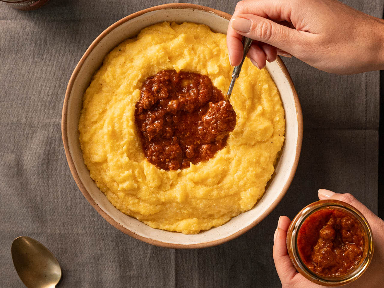 plat de polenta recouvert de sauce bolognaise