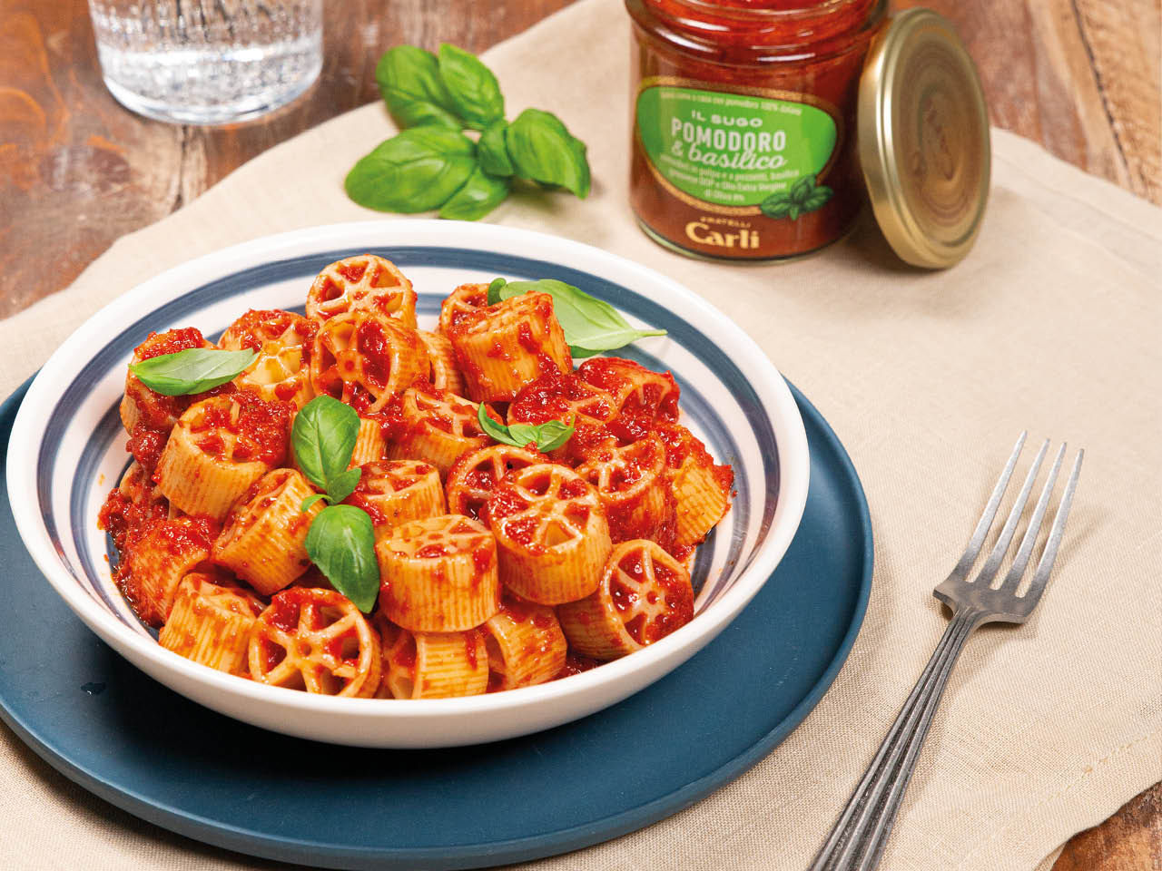 Pâtes Ruote avec sauce tomate sur une assiette bleu et blanche