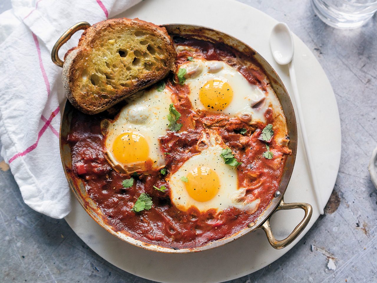 Œufs à la sauce tomate et au basilic