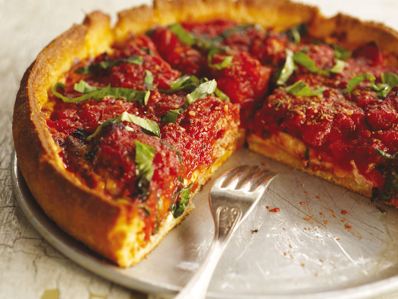 Pizza à la sauce tomate et au basilic