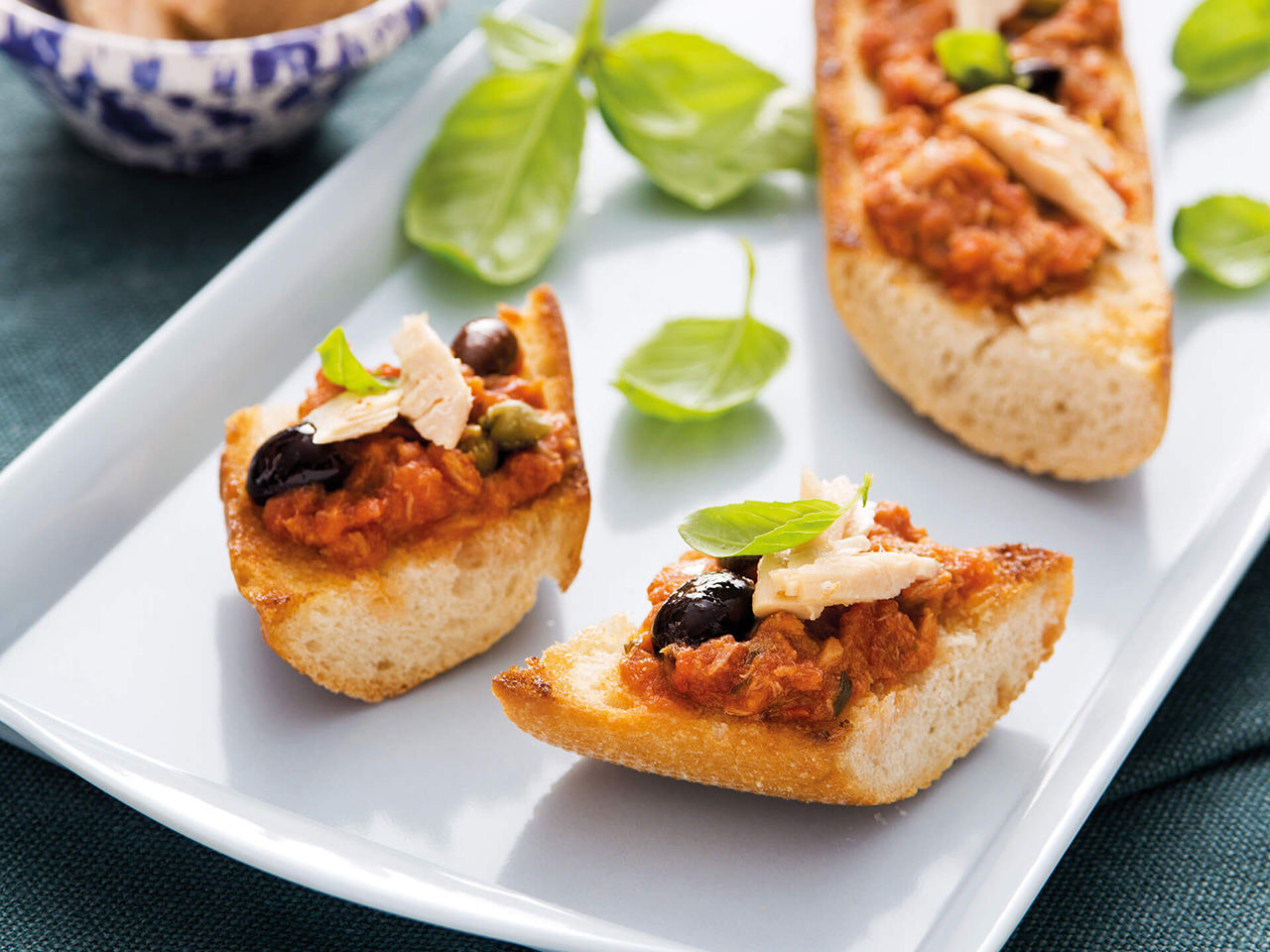 Canapés au thon et à la sauce aux olives